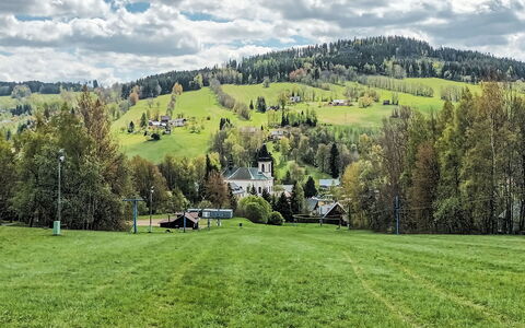 Stodola: Tree, Grass, Green, Mountainous Landforms, Hill, Highland, Landscape, Grassland, Plain, Land Lot