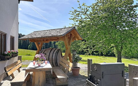 Sonne: Wood, Garden, Cottage, Outdoor Furniture, Landscaping, Outdoor Table, Backyard, Yard, Hardwood, Lawn