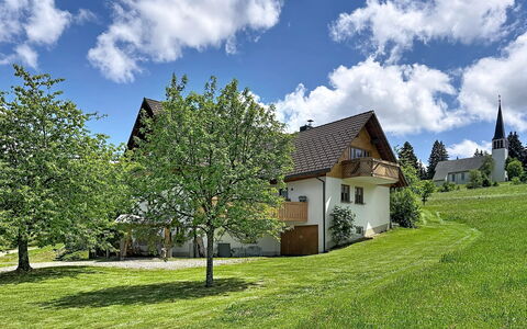 Sonne: Building, House, Cottage, Home, Shrub, Land Lot, Human Settlement, Rural Area, Lawn, Farmhouse