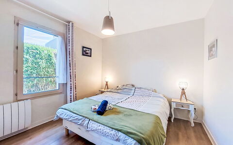 Claudel: Bed, Interior Design, Bedroom, Furniture, Bed Sheet, Floor, Flooring, Bedding, Wood, Ceiling