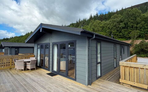 Loch Ness Hamptons Lodge: Resort, Swimming Pool, Estate, Shade, Landscaping, Eco Hotel, Hotel, Villa