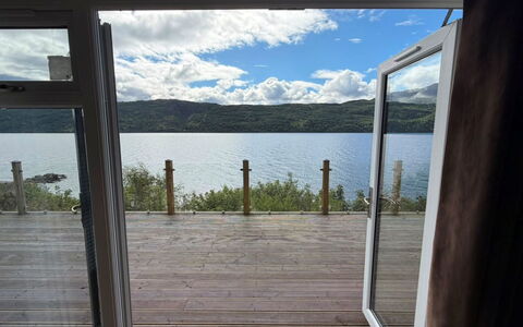 Loch Ness Hamptons Lodge: Resort, Swimming Pool, Estate, Shade, Landscaping, Eco Hotel, Hotel, Villa