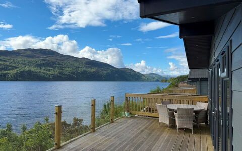 Loch Ness Hamptons Lodge: Resort, Swimming Pool, Estate, Shade, Landscaping, Eco Hotel, Hotel, Villa