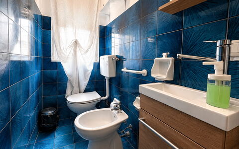 La Casa in Riva al Mare: Flooring, Plumbing Fixture, Floor, Toilet Seat, Interior Design, Toilet, Bathroom, Plumbing, Sink, Tile
