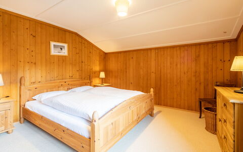 Chalet Cauma: Wood, Bedroom, Bed, Interior Design, Ceiling, Floor, Bedding, Bed Frame, Bed Sheet, Hardwood