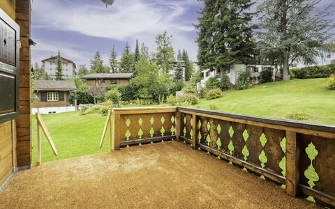 Chalet Cauma: Shrub, Garden, Land Lot, Groundcover, Lawn, Landscaping, Yard, Wood Stain, Backyard, Fence