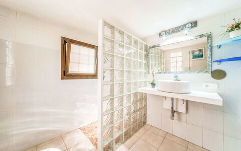 Es Racó de Campos: Wall, Interior Design, Flooring, Floor, Ceiling, Plumbing Fixture, Bathroom, Plumbing, Room, Tile