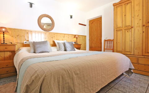Cas Pobler: Furniture, Bed, Interior Design, Bedroom, Wood, Ceiling, Bed Sheet, Bedding, Flooring, Floor