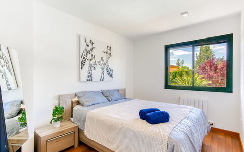 La Suntuosidad – Torremirona: Bed, Interior Design, Bedroom, Furniture, Wall, Flooring, Room, Wood, Bed Sheet, Bedding