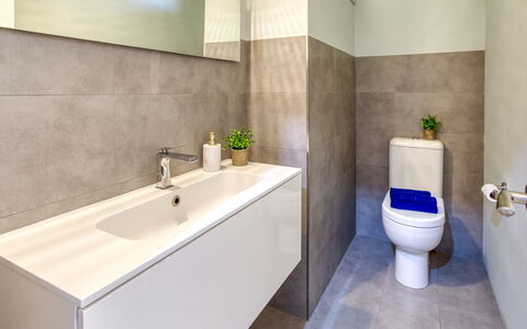 La Suntuosidad – Torremirona: Toilet Seat, Bathroom, Flooring, Toilet, Plumbing Fixture, Wall, Floor, Bathroom Cabinet, Interior Design, Plumbing