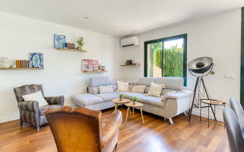La Suntuosidad – Torremirona: Furniture, Interior Design, Couch, Flooring, Wall, Floor, Wood, Room, Living Room, Picture Frame