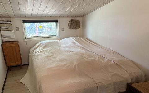 Into - 490M from the Sea: Flooring, Floor, Wood, Bedroom, Bed Sheet, Interior Design, Bed, Bedding, Ceiling, Room