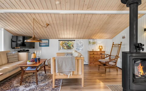 Into - 490M from the Sea: Flooring, Wood, Furniture, Floor, Interior Design, Ceiling, Wood Flooring, Lighting, Living Room, Room