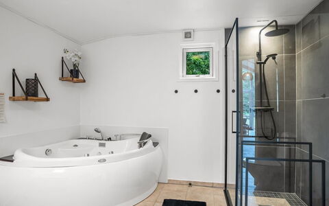 Eikka - from the Sea: Interior Design, Flooring, Plumbing Fixture, Bathtub, Floor, Ceiling, Bathroom, Room, Plumbing, Tap