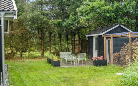 Eikka - from the Sea: Shrub, Garden, Land Lot, Roof, Backyard, Cottage, Garden Buildings, Lawn, Groundcover, Shed