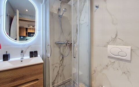 Snowfun B: Interior Design, Flooring, Floor, Plumbing Fixture, Mirror, Bathroom, Bathroom Cabinet, Plumbing, Bathroom Sink, Room