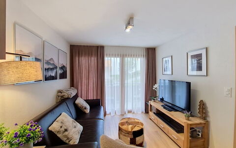Snowfun B: Interior Design, Furniture, Flooring, Wood, Floor, Ceiling, Room, Couch, Apartment, Living Room