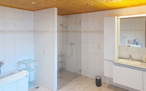 Casa Peist: Flooring, Floor, Plumbing Fixture, Interior Design, Ceiling, Bathroom, Plumbing, Sink, Room, Tap