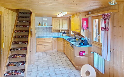 Casa Peist: Wood, Furniture, Floor, Ceiling, Room, Wood Stain, Cottage, Hardwood, Kitchen, Log Cabin