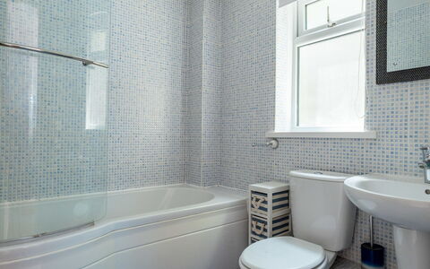 Smugglers View: Bathroom, Plumbing Fixture, Bathtub, Flooring, Floor, Interior Design, Toilet, Plumbing, Tile, Tap