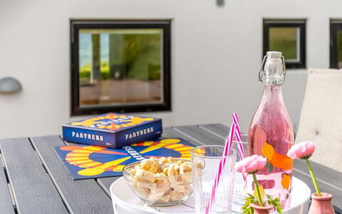 Femija - 50M from the Sea: Tableware, Furniture, Table, Food, Serveware, Drinkware, Fruit, Dishware, Plate, Chair