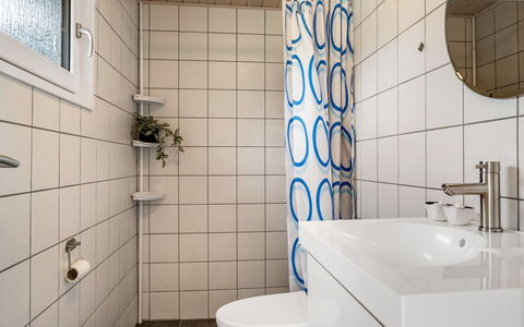 Melisande - from the Sea: Plumbing Fixture, Wall, Flooring, Interior Design, Bathroom, Floor, Toilet Seat, Toilet, Sink, Bathroom Sink