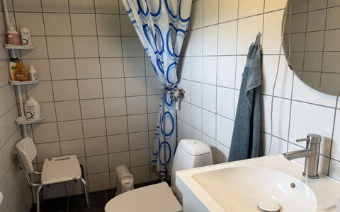 Melisande - from the Sea: Bathroom, Plumbing Fixture, Toilet Seat, Interior Design, Sink, Flooring, Toilet, Bathroom Sink, Floor, Tap