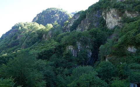 Lodrino Canyoning: Window, Facade, Siding, Cottage, Sash Window, Paint, Larch