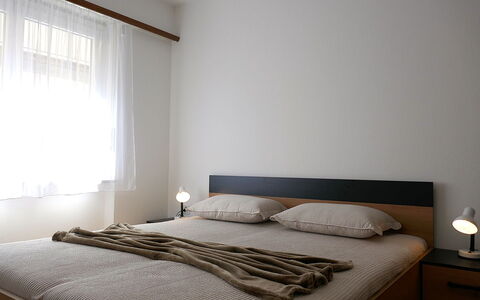 Lodrino Canyoning: Window, Facade, Siding, Cottage, Sash Window, Paint, Larch