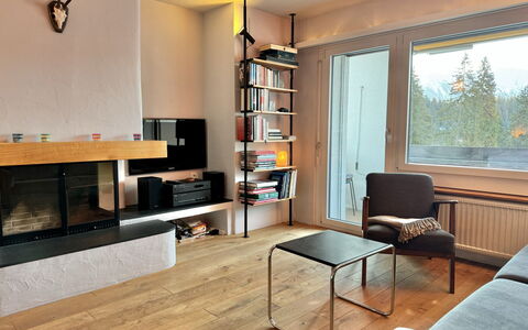 Casa Cannaretsch: Window, Facade, Siding, Cottage, Sash Window, Paint, Larch