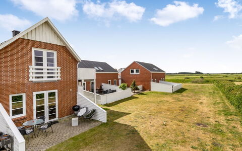 Outi - 1.5Km from the Sea: Window, Facade, Siding, Cottage, Sash Window, Paint, Larch