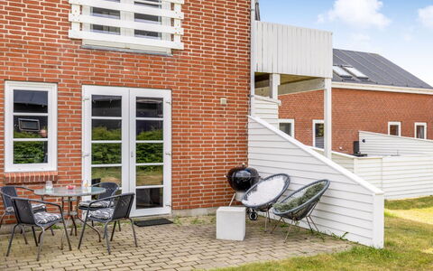 Outi - 1.5Km from the Sea: Window, Facade, Siding, Cottage, Sash Window, Paint, Larch