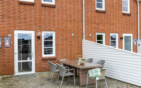Outi - 1.5Km from the Sea: Window, Facade, Siding, Cottage, Sash Window, Paint, Larch