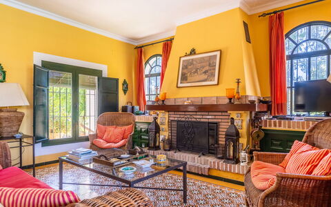Finca Las Palmeras: Window, Facade, Siding, Cottage, Sash Window, Paint, Larch