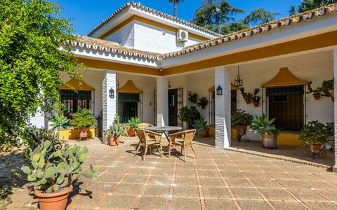 Finca Las Palmeras: Window, Facade, Siding, Cottage, Sash Window, Paint, Larch
