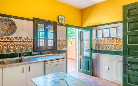 Finca Las Palmeras: Window, Facade, Siding, Cottage, Sash Window, Paint, Larch