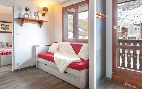 Tignes 620: Interior Design, Flooring, Floor, Ceiling, Apartment, Shade, Chair, Light Fixture, Lamp, Houseplant