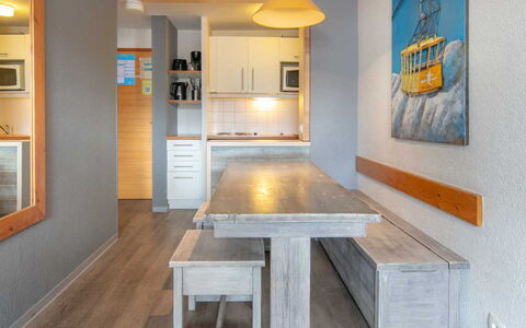 Tignes 620: Interior Design, Flooring, Floor, Ceiling, Apartment, Shade, Chair, Light Fixture, Lamp, Houseplant