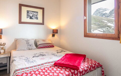 Tignes 620: Interior Design, Flooring, Floor, Ceiling, Apartment, Shade, Chair, Light Fixture, Lamp, Houseplant
