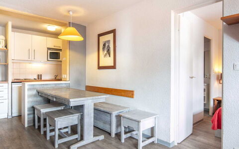Le Borsat 4: Interior Design, Flooring, Floor, Ceiling, Apartment, Shade, Chair, Light Fixture, Lamp, Houseplant