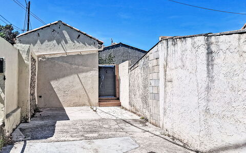 Impasse des Cabanons: Interior Design, Flooring, Floor, Ceiling, Apartment, Shade, Chair, Light Fixture, Lamp, Houseplant