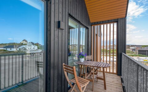 Ila - 350M from the Sea: Wood, Composite Material, Hardwood, Plank, Deck, Wood Stain, Balcony, Wood Flooring, Lumber, Siding