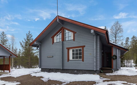 Luonnonrauha a: Wood, House, Cottage, Siding, Home, Roof, Log Cabin, Slope, Shed