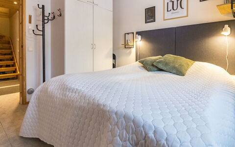 Luonnonrauha a: Bed, Furniture, Interior Design, Bedroom, Flooring, Floor, Wall, Bed Sheet, Wood, Bedding