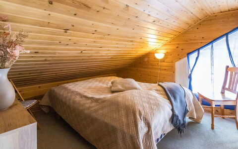 Luonnonrauha a: Wood, Interior Design, Ceiling, Bedroom, Floor, Furniture, Flooring, Room, Lighting, Bed