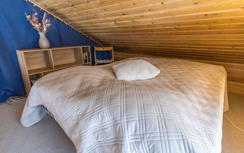 Luonnonrauha a: Bedroom, Flooring, Floor, Bed, Wood, Bed Sheet, Interior Design, Bedding, Ceiling, Furniture