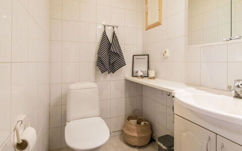 Luonnonrauha a: Toilet Seat, Plumbing Fixture, Wall, Toilet, Bathroom, Flooring, Floor, Interior Design, Bathroom Sink, Sink