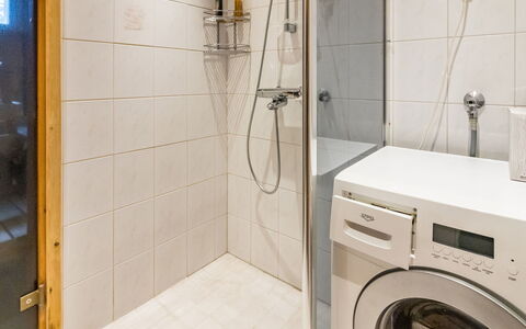 Luonnonrauha a: Flooring, Interior Design, Floor, Plumbing Fixture, Washing Machine, Bathroom, Ceiling, Room, Plumbing, Lighting