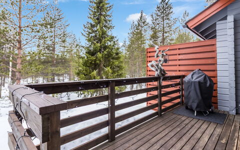Luonnonrauha a: Wood, Deck, Hardwood, Porch, Handrail, Siding, Plank, Wood Stain, Wood Flooring, Winter