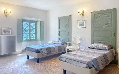 Cà Pendula: Furniture, Bed, Interior Design, Bedroom, Bedding, Floor, Bed Sheet, Flooring, Wood, Ceiling